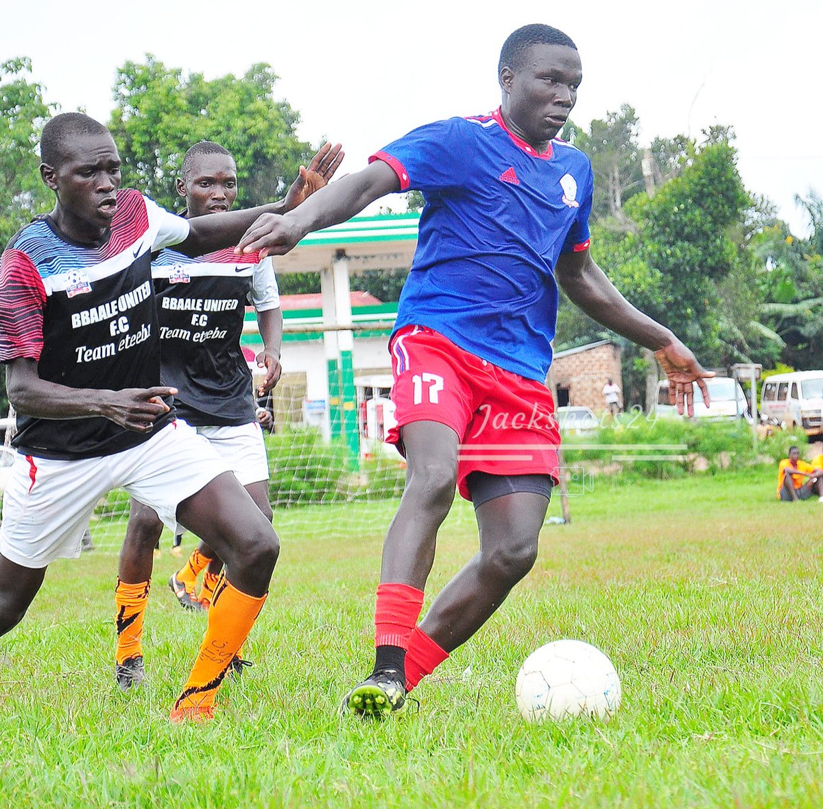 Kayiirajackson's tweet photo. Another big talent if handled well 
He is Mukasa Elisa,his fellow @StJulianHS call him #Musege, the guy can cover all the ground in the middle of the park, he has N'golo Kante element in him! 

Abe Masaka mumulinde
@DidiUganda @DaLostBrazilian @USSSAOnline @MbugaSwaibu9 https://t.co/tS6Nt8U3IK