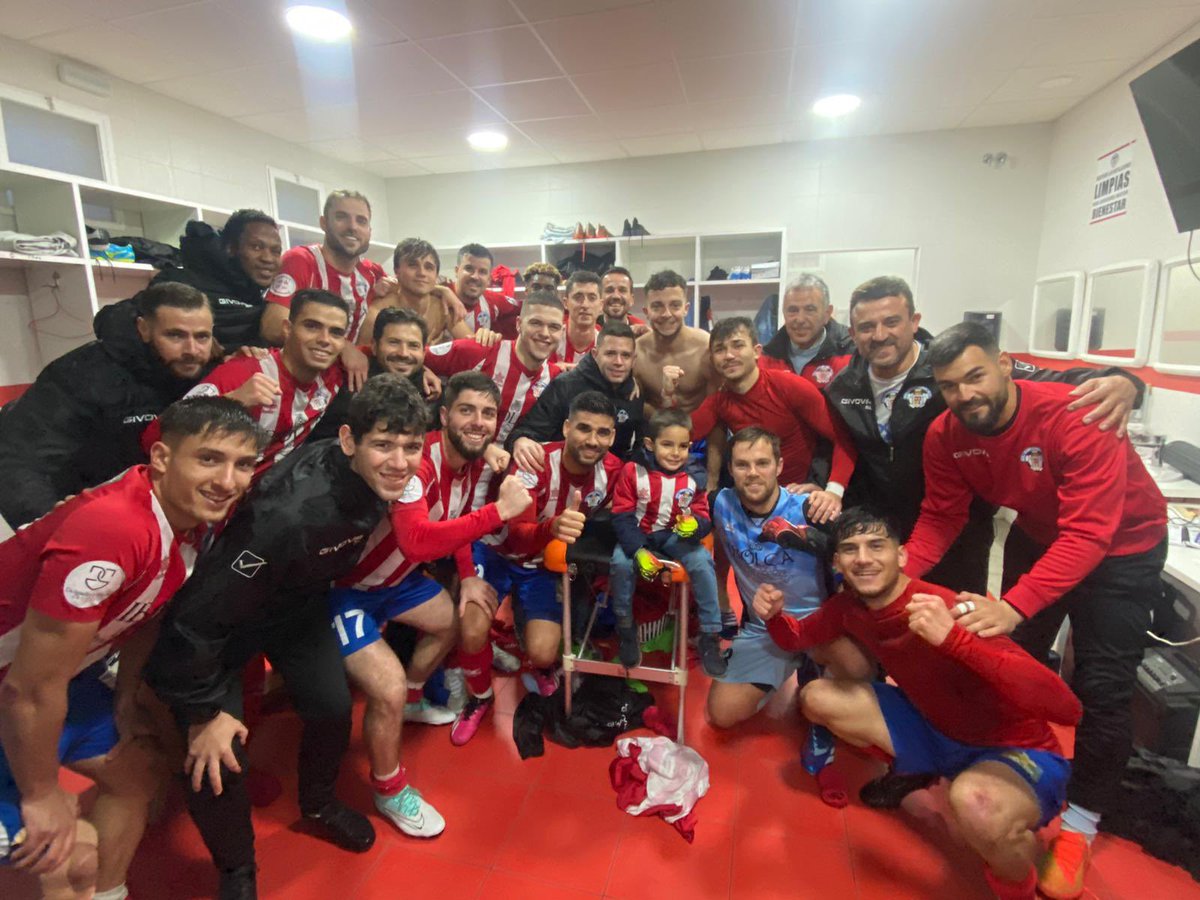 JuansePegalajar's tweet photo. Están siendo unas semanas complicadas, pero este domingo os necesitamos para volver a ganar, porque ni antes era fácil ni ahora es imposible. Os esperamos a todos en el san Benito, juntos lo vamos a conseguir!! Nos quedan 3 finales 💪🏼 Vamooos @atporcuna https://t.co/6omLUiuj3W
