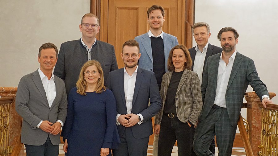 fdpbay's tweet photo. Spitzentreffen der @fdpbay mit den bay. IHKs. Man ist sich einig: Für eine echte Wirtschaftswende braucht echt grundlegende Reformen – vor allem aber weniger Bürokratie und Belastungen für unsere #Unternehmen. Die #FDP wird diese Themen weiter entschieden vorantreiben. 💪 https://t.co/KFxmxNeY90