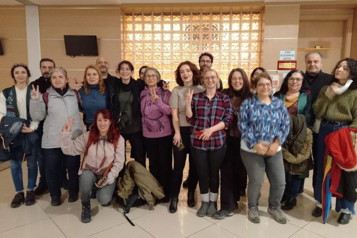 Gazetecilere destek veren gazetecilerin davası ‘eksiklik’  nedeniyle ertelendi Diyarbakır ve Ankara’da gazetecilerin gözaltına alınıp tutuklanmasına karşı Kadıköy'de basın açıklaması yaparken gözaltına alınan gazetecilerin yargılandığı davada mahkeme, Esra Soybir'in savunmasının…