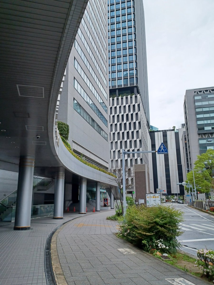 mtythh's tweet photo. 『ドンへ先輩 &amp; 兄さん』 in 梅田の写真。
どのビルか？は分かっても、どこから撮ったか？は以外と難しい😅

出勤途中に捜索👮‍♀️
梅田e-maのビル🏢
同じような角度で撮るのは難しい。

#聖地巡礼
#1iL #songkyungil #송경일 
#ギョンイル #Virgo
#signaturesound #시그니처사운드 https://t.co/oqZqax4OJ8