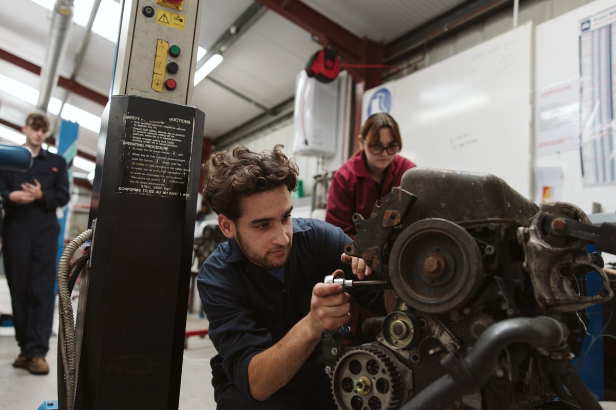 If you're in Year 10-13 and have a passion for Motor Vehicles, this is your moment! Secure your spot for our Taster Sessions and explore our fantastic facilities. Click the link to sign up now: windsor-forest.info/4aIgdSq #MotorVehicle #CollegeTaster #ExploreCollege #GCSEStudents