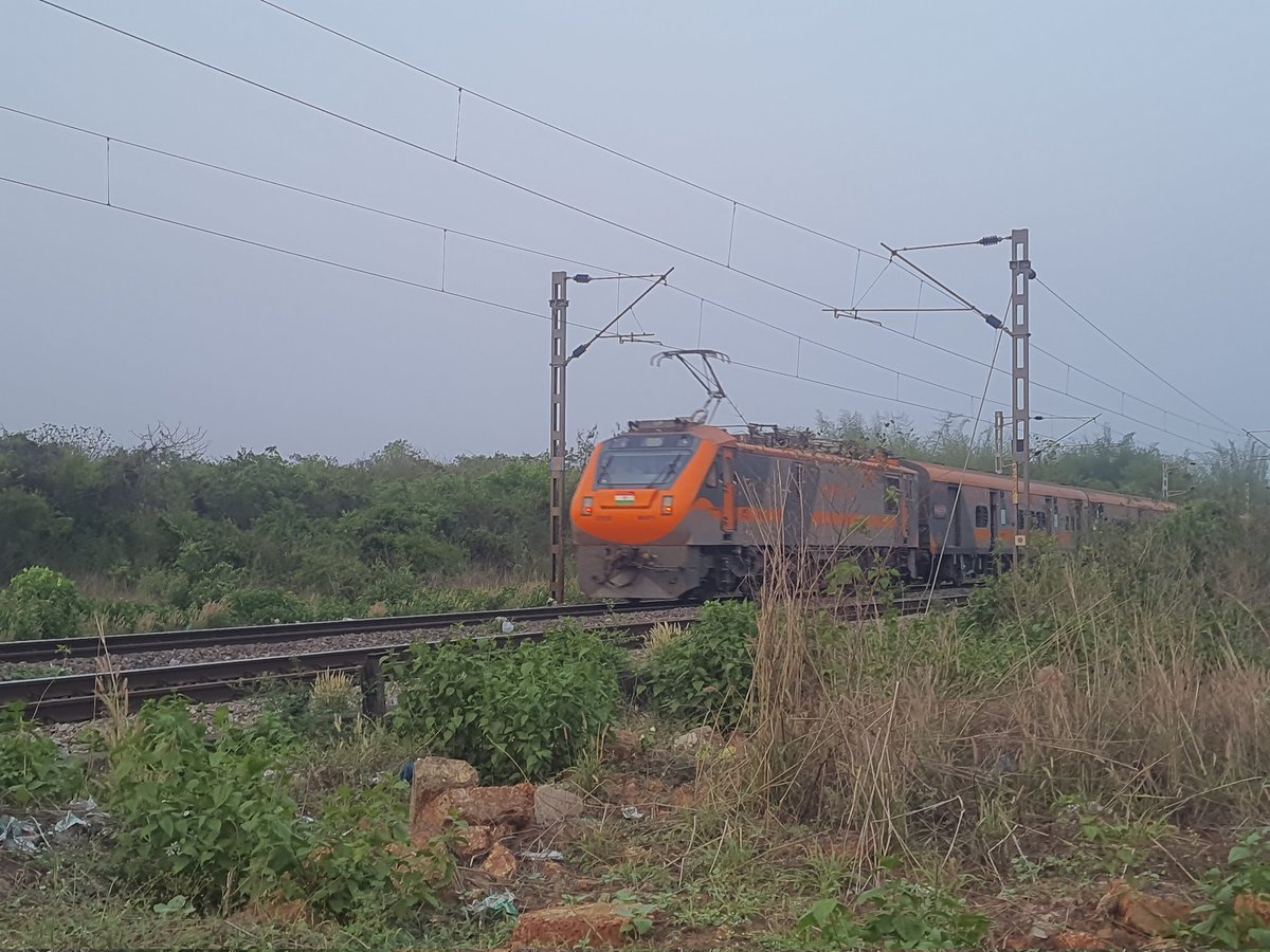 apratimsai9's tweet photo. #SriGanesh With the Pride of #Bharat:
#AmritBharat Express 13433 (#SMBV #Bengaluru - #MaldaTown) Approaching #Jatni #KhurdaRoad.
Captured Near #Argul #Haripur Chord Line Yard with Tranquil Sunset In View!
#RailWayApratim 03042024
@OdishaRail https://t.co/a1MMX1E3Hi