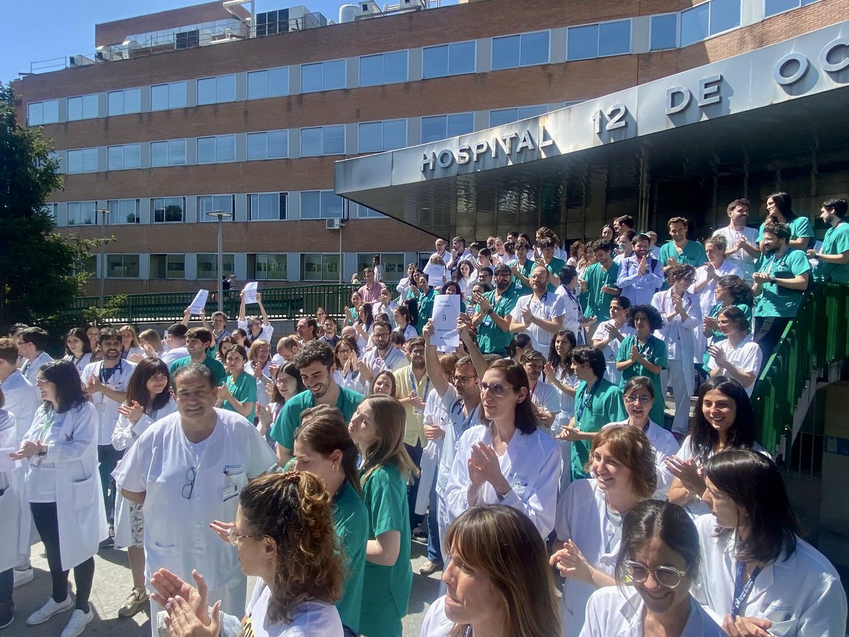 El @Hospital12deOct @hospital12Oct sale a puertas para manifestarse en contra de los procesos de DESestabilización de @SaludMadrid @ComunidadMadrid #FatimaMatute #somosdel12 #FijezaYa @IdiazAyuso