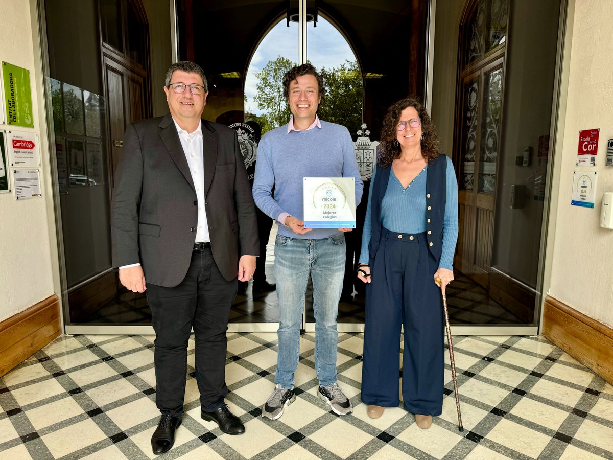 Ignacio Vallejo-Nájera CEO de <a href="/micoleoficial/">Micole</a> lliura a #LaSalleBonanova l'acreditació de millor escola de Barcelona d'entre un rànquing de 100 centres educatius i la distinció com a segona millor escola d'Espanya d'entre més de 22.000 candidats.