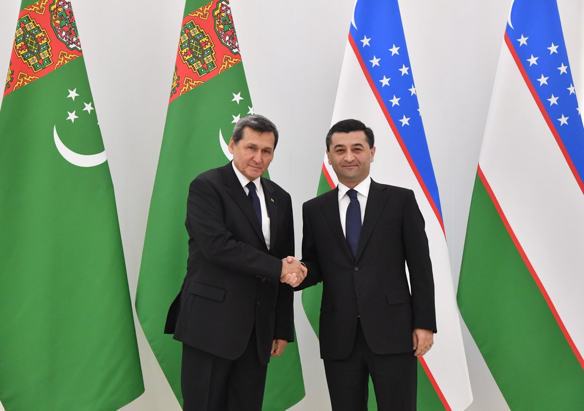 FM_Saidov's tweet photo. It is always a pleasure to meet the Deputy Chairman of the Cabinet of Ministers and Foreign Minister of #Turkmenistan H.E. Rashid Meredov. Main topic on our agenda was further expanding the deep strategic partnership between our two nations. #Underscored that 🇺🇿🇹🇲 Leaders lay a strong foundation to continue the high positive dynamics in our ties. During the political consultations held today @uzbekmfa, we reviewed our targets in all areas of cooperation, as well as the regional agenda. Proposed to establish regular exchanges between the respective departments of two ministries.
***
Turkmaniston Vazirlar Mahkamasi Raisining oʻrinbosari, tashqi ishlar vaziri Rashid Meredov janoblari bilan uchrashishdan doim mamnunmiz. Mamlakatlarimiz o‘rtasidagi chuqurlashgan strategik sheriklikni yanada kengaytirish kun tartibimizdagi asosiy mavzu bo‘ldi. 🇺🇿🇹🇲 rahbarlari aloqalarimizdagi yuksak ijobiy sur’atni davom ettirish uchun mustahkam poydevor barpo etmoqdalar. Bugun Vazirligimizda bo‘lib o‘tgan siyosiy maslahatlashuvlar chog‘ida biz hamkorlikning barcha yo‘nalishlari bo‘yicha o‘z oldimizga qo‘ygan maqsadli vazifalarni, shuningdek, mintaqaviy kun tartibini ko‘rib chiqdik. Ikki vazirlikning tegishli boʻlimlari oʻrtasida muntazam almashinuvlarni yoʻlga qoʻyishni taklif etdik.