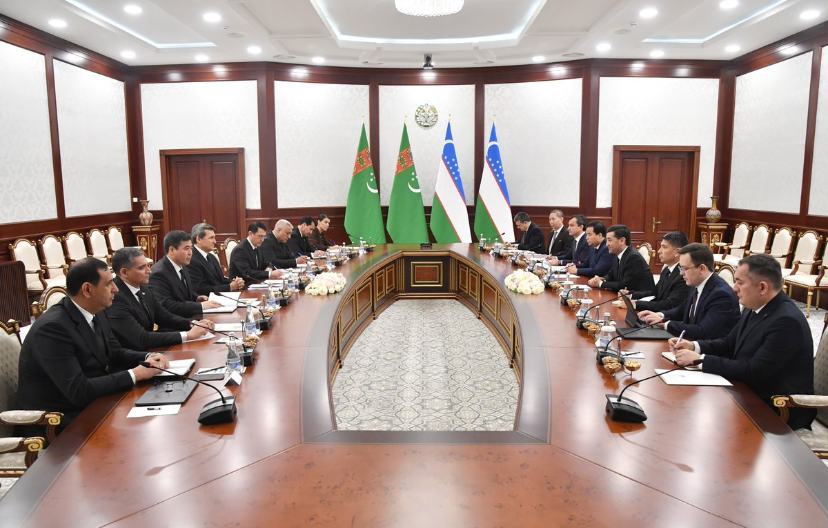 FM_Saidov's tweet photo. It is always a pleasure to meet the Deputy Chairman of the Cabinet of Ministers and Foreign Minister of #Turkmenistan H.E. Rashid Meredov. Main topic on our agenda was further expanding the deep strategic partnership between our two nations. #Underscored that 🇺🇿🇹🇲 Leaders lay a strong foundation to continue the high positive dynamics in our ties. During the political consultations held today @uzbekmfa, we reviewed our targets in all areas of cooperation, as well as the regional agenda. Proposed to establish regular exchanges between the respective departments of two ministries.
***
Turkmaniston Vazirlar Mahkamasi Raisining oʻrinbosari, tashqi ishlar vaziri Rashid Meredov janoblari bilan uchrashishdan doim mamnunmiz. Mamlakatlarimiz o‘rtasidagi chuqurlashgan strategik sheriklikni yanada kengaytirish kun tartibimizdagi asosiy mavzu bo‘ldi. 🇺🇿🇹🇲 rahbarlari aloqalarimizdagi yuksak ijobiy sur’atni davom ettirish uchun mustahkam poydevor barpo etmoqdalar. Bugun Vazirligimizda bo‘lib o‘tgan siyosiy maslahatlashuvlar chog‘ida biz hamkorlikning barcha yo‘nalishlari bo‘yicha o‘z oldimizga qo‘ygan maqsadli vazifalarni, shuningdek, mintaqaviy kun tartibini ko‘rib chiqdik. Ikki vazirlikning tegishli boʻlimlari oʻrtasida muntazam almashinuvlarni yoʻlga qoʻyishni taklif etdik.