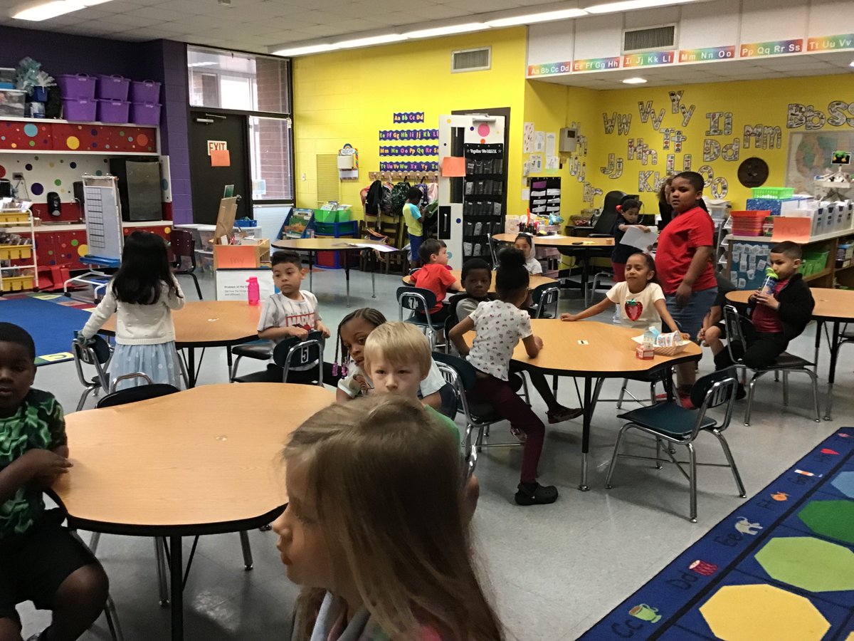 HurleyElem's tweet photo. #HurleyShine  #5Houses1Family #5Casas1Familia #HurleyAllStars #KidTweetHurley All-Stars enjoying their Morning Meeting! 🤩 https://t.co/JLU57YxbdM