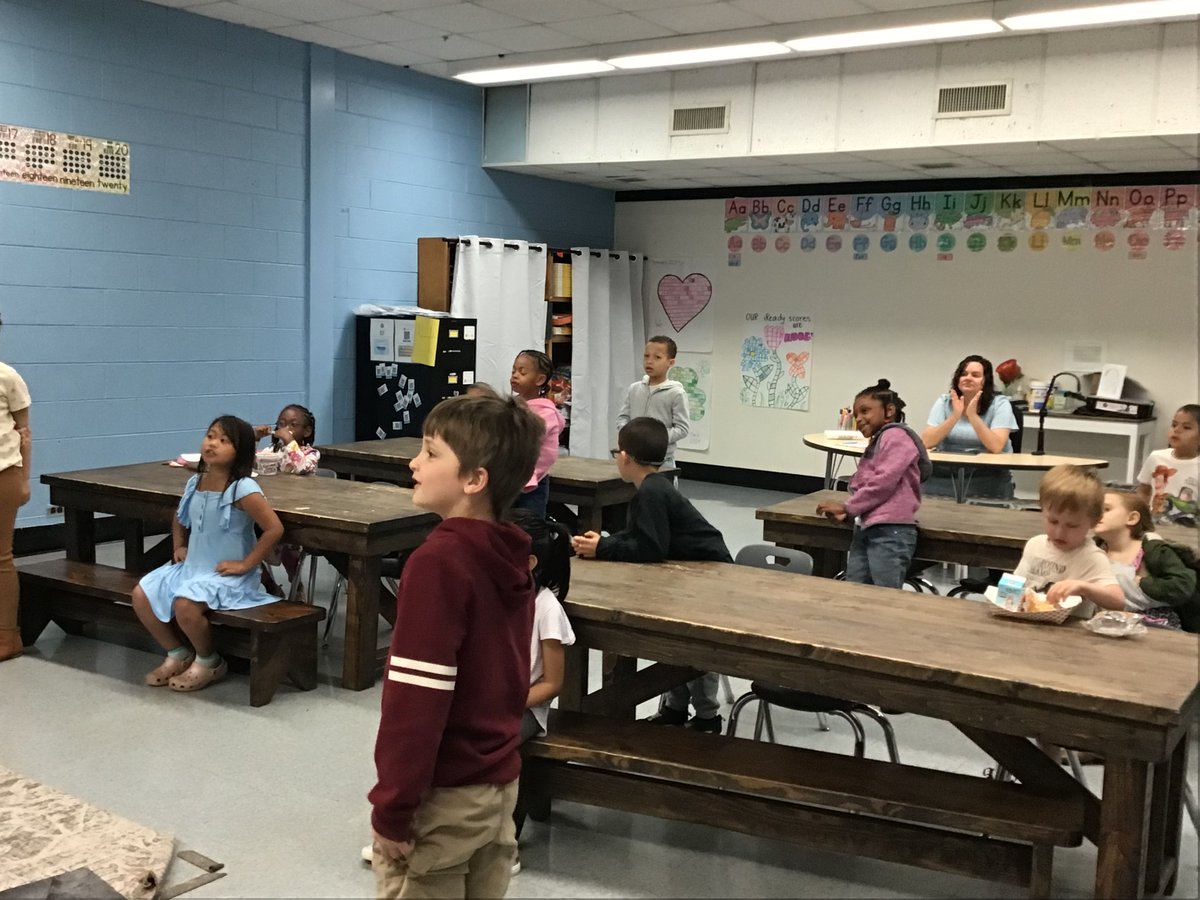 HurleyElem's tweet photo. #HurleyShine  #5Houses1Family #5Casas1Familia #HurleyAllStars #KidTweetHurley All-Stars enjoying their Morning Meeting! 🤩 https://t.co/JLU57YxbdM