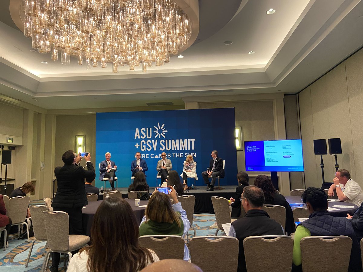 onlineinterns's tweet image. #TeamVI had a great first day at the #ASUGSVSummit. Day one was filled with insightful conversations on education innovation and strategic actions to enhance employability outcomes. Remember to drop by Booth 228 Seaport Foyer or book a meeting here eu1.hubs.ly/H08CYMV0!
