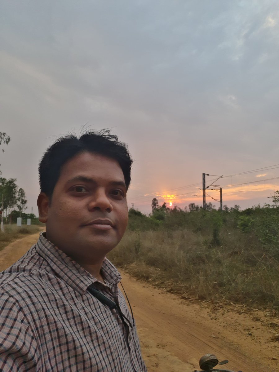 apratimsai9's tweet photo. #SriGanesh With the Pride of #Bharat:
#AmritBharat Express 13433 (#SMBV #Bengaluru - #MaldaTown) Approaching #Jatni #KhurdaRoad.
Captured Near #Argul #Haripur Chord Line Yard with Tranquil Sunset In View!
#RailWayApratim 03042024
@OdishaRail https://t.co/a1MMX1E3Hi