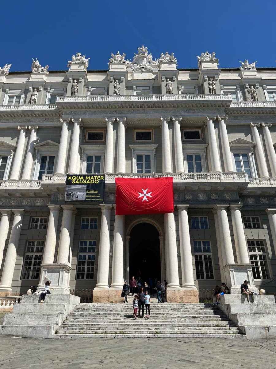 Palazzo Ducale is the poshest place I’ve ever given a talk but even more humbling & daunting was the association with @SSalgadoGenesis’s amazing exhibition on #water. All brought together for a fascinating discussion of #biodiversity, #evolution, #social & #environmental #justice