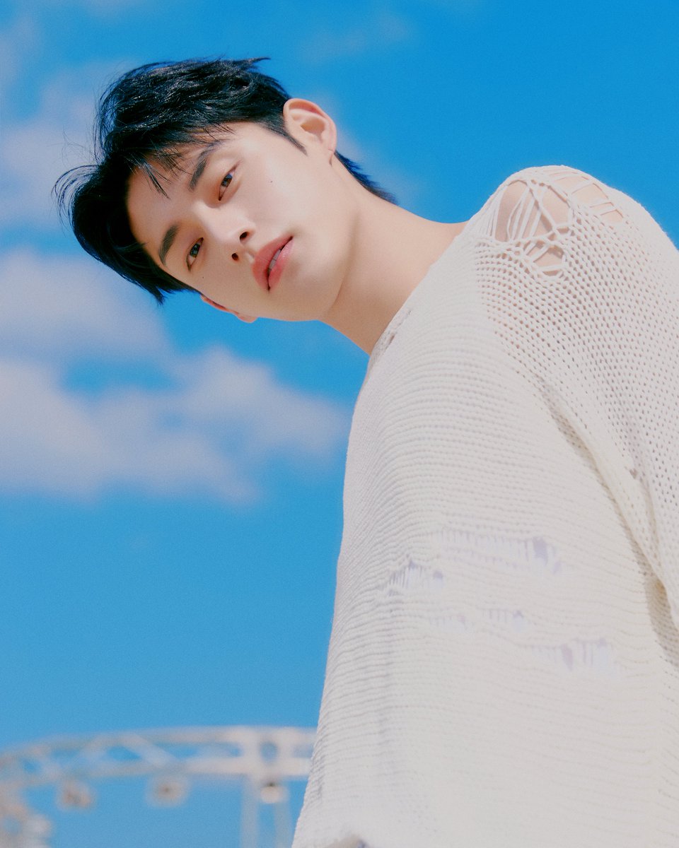 ZEROBASEONE Pre-Release Single [𝗦𝗪𝗘𝗔𝗧] 

Concept Photo
#KIMJIWOONG #김지웅

2024.04.24 18:00 (KST)

✔The 3rd Mini Album [𝐘𝐨𝐮 𝐡𝐚𝐝 𝐦𝐞 𝐚𝐭 𝐇𝐄𝐋𝐋𝐎] 
2024.05.13 18:00 (KST)

#ZEROBASEONE #ZB1 #제로베이스원 
#You_had_me_at_HELLO
#SWEAT #ZEROBASEONE_SWEAT