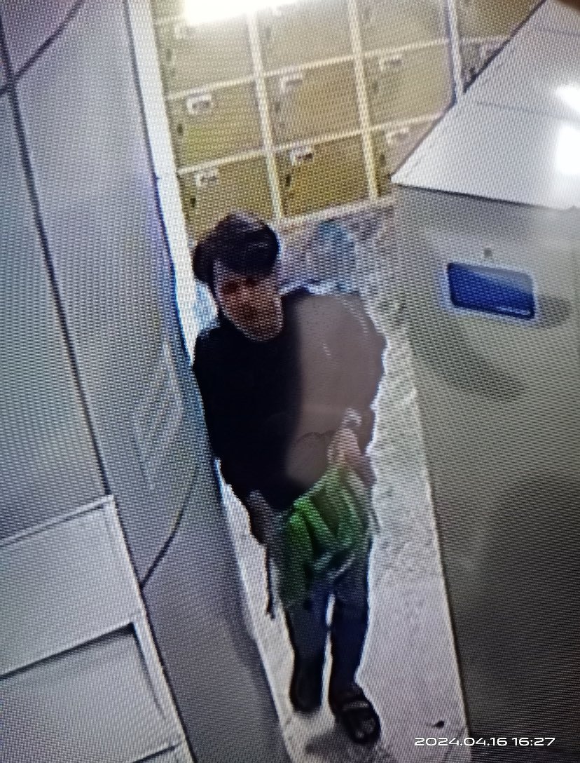 PLEASE HELP RT ‼️

Siapapun yang kenal cowok ini. tolong dm gue please 🙏🏻 dia ketahuan nyolong totebag pink gue yang ada di lemari perpusnas (depan monas).

beserta sedikit kekecewaan gue sama keamanan perpusnas.

kronologi bakal ada di thread