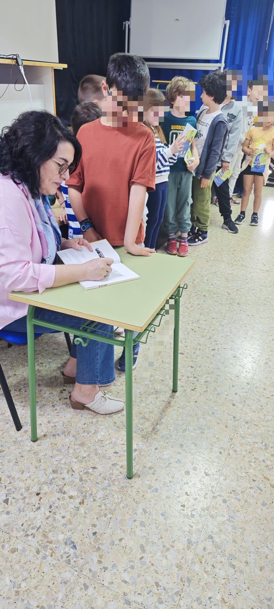 CEIPCampoCruz's tweet photo. Elisa Vázquez visita nuestro colegio para hablarnos de sus libros “Marta y Brando, magia traviesa” y “La amapola y la luna”. 
Tras responder a las preguntas de los niños, ha firmado sus libros. https://t.co/nDxWZogOfK