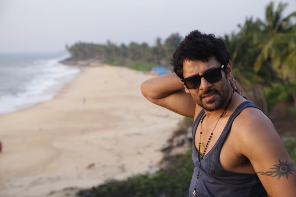 lunajaci's tweet photo. Happy Birthday to Chiyaan Vikram Anna from Japan！

古いけど大好きなヴィクラムさんの映画”David”のお写真にしました。

#hbdchiyaan #ChiyaanVikram https://t.co/uTpMU56MXP