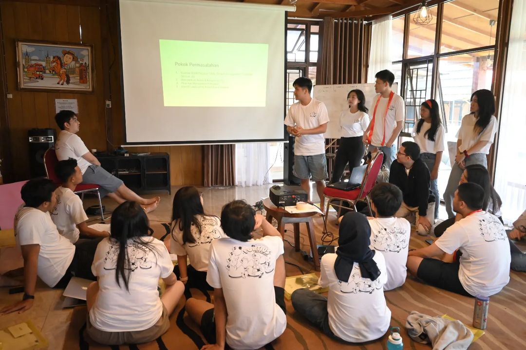 YasaSinggih's tweet photo. Perusahaan kami bernama "Fortius". 

Mengelola perusahaan strategic branding &amp; digital marketing bernama "Buzzle" dan juga beberapa brand inhouse di bidang fashion &amp; skincare.

Bisa cek di Instagram kalo mau ngintip https://t.co/4mendJungU atau https://t.co/Q38NykFbjO https://t.co/ckBZqYyE9a