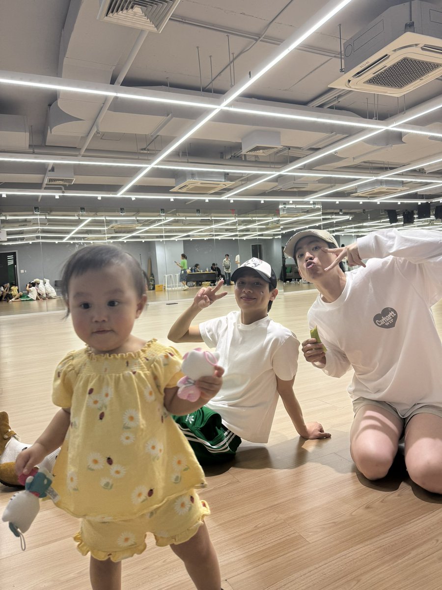 nateegetsunova's tweet photo. ไปเชียร์พี่ๆค่า 👦🏻👧🏻👦🏻 #LL🍙 #offgun https://t.co/qXcbKUB9KU