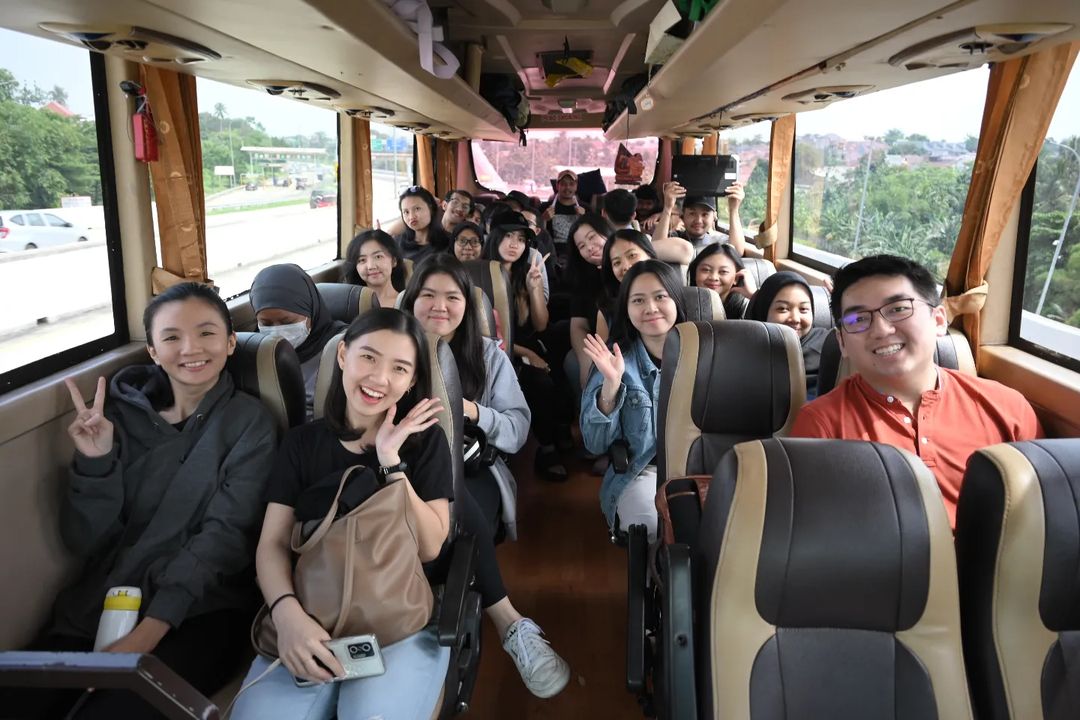 YasaSinggih's tweet photo. Perusahaan kami bernama "Fortius". 

Mengelola perusahaan strategic branding &amp; digital marketing bernama "Buzzle" dan juga beberapa brand inhouse di bidang fashion &amp; skincare.

Bisa cek di Instagram kalo mau ngintip https://t.co/4mendJungU atau https://t.co/Q38NykFbjO https://t.co/ckBZqYyE9a