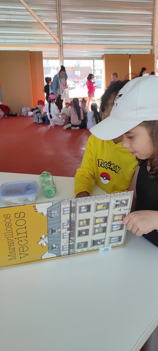 CeipLazarillo's tweet photo. En esta segunda jornada de "Barrios literarios" hemos disfrutado de la lectura junto a nuestros vecinos con un almuerzo literario en "La Lonja". Una mañana en la que hemos compartido muchas historias y ricas viandas. ¡Mañana, más! https://t.co/GYmYoCGtKU