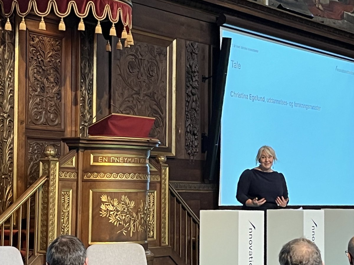 ragnarhn's tweet photo. @Innofond fejrer 10 års jubilæum i @koebenhavns_uni historiske omgivelser - det giver en ekstra dimension på en dag som denne, hvor branden fortærer en anden historisk bygning. @ChristinaEgelun #dkforsk https://t.co/C3Xu9o8Ctd
