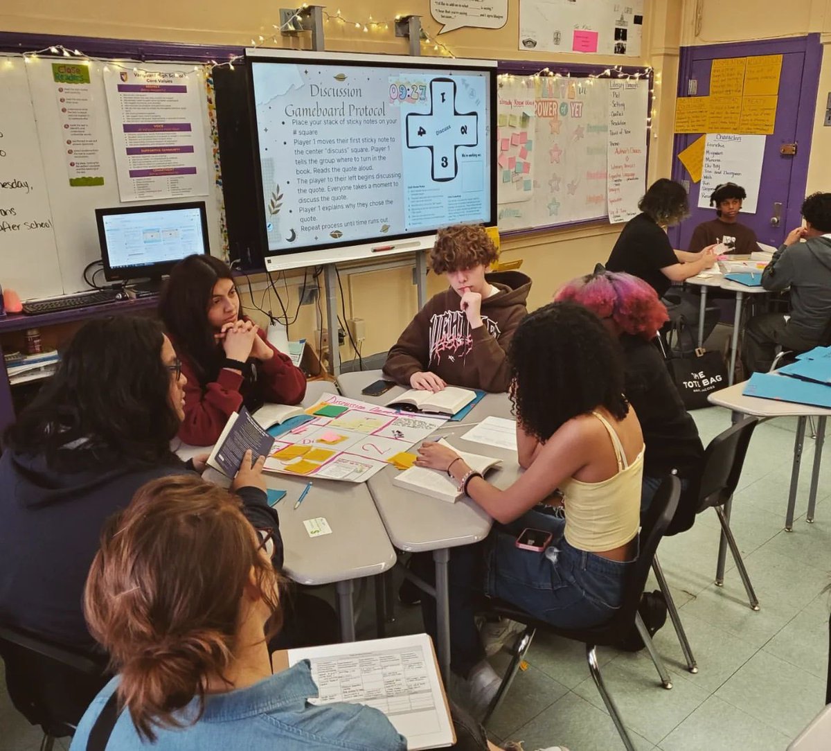 CIOBCitywide's tweet image. Circle discussions in Jen's ELA class at #VanguardHS are fostering deep connections between literature and history! 📚🌟 Circle discussions empower students to explore themes &amp;amp; connections while honing critical thinking skills. Keep up the great work, team! #ELAclass #Literature