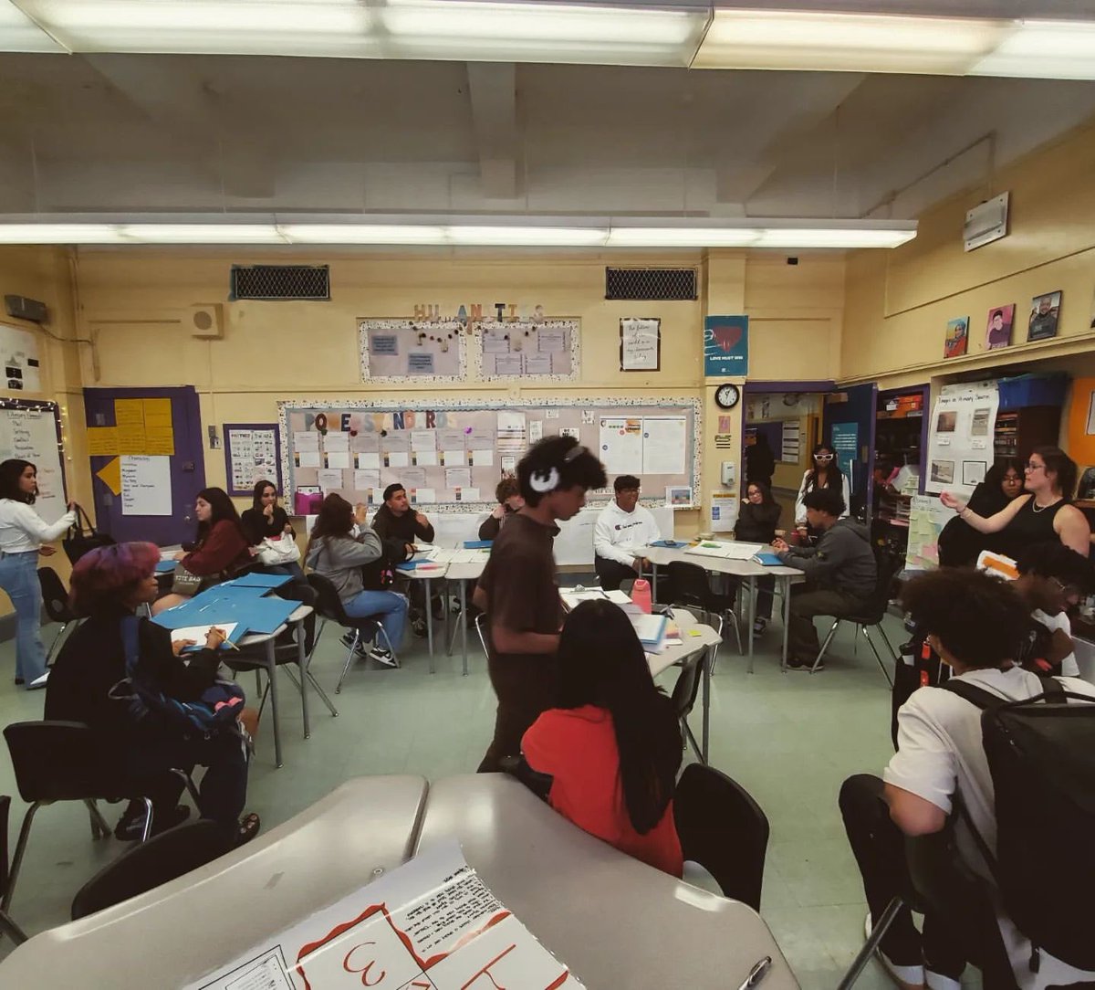 CIOBCitywide's tweet image. Circle discussions in Jen's ELA class at #VanguardHS are fostering deep connections between literature and history! 📚🌟 Circle discussions empower students to explore themes &amp;amp; connections while honing critical thinking skills. Keep up the great work, team! #ELAclass #Literature
