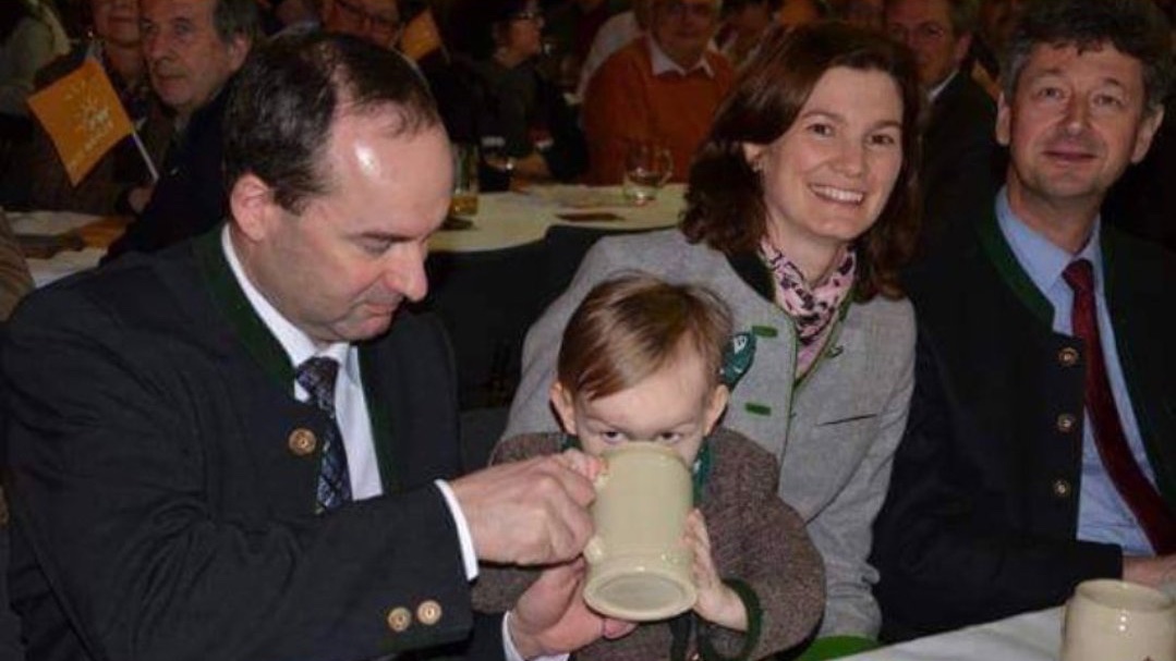 grndmstrfesxh's tweet photo. @Markus_Soeder Bayrischer Kinder- und Jugendschutz: https://t.co/nX0RiR4TWA