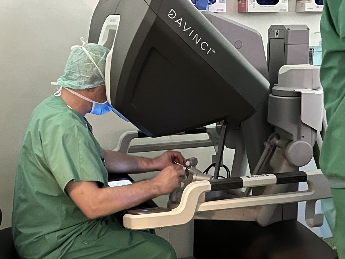 clarunis's tweet photo. Fachexpert/innen von Clarunis haben #roboterassistiert die komplexe Entfernung eines fortgeschrittenen #Dickdarmtumors mit #Bauchfellbefall und #HIPEC durchgeführt. Die Patientin erholte sich gut und konnte nach 9 Tagen das Spital verlassen https://t.co/9oSfMGKBvr https://t.co/oSU4eXgluk
