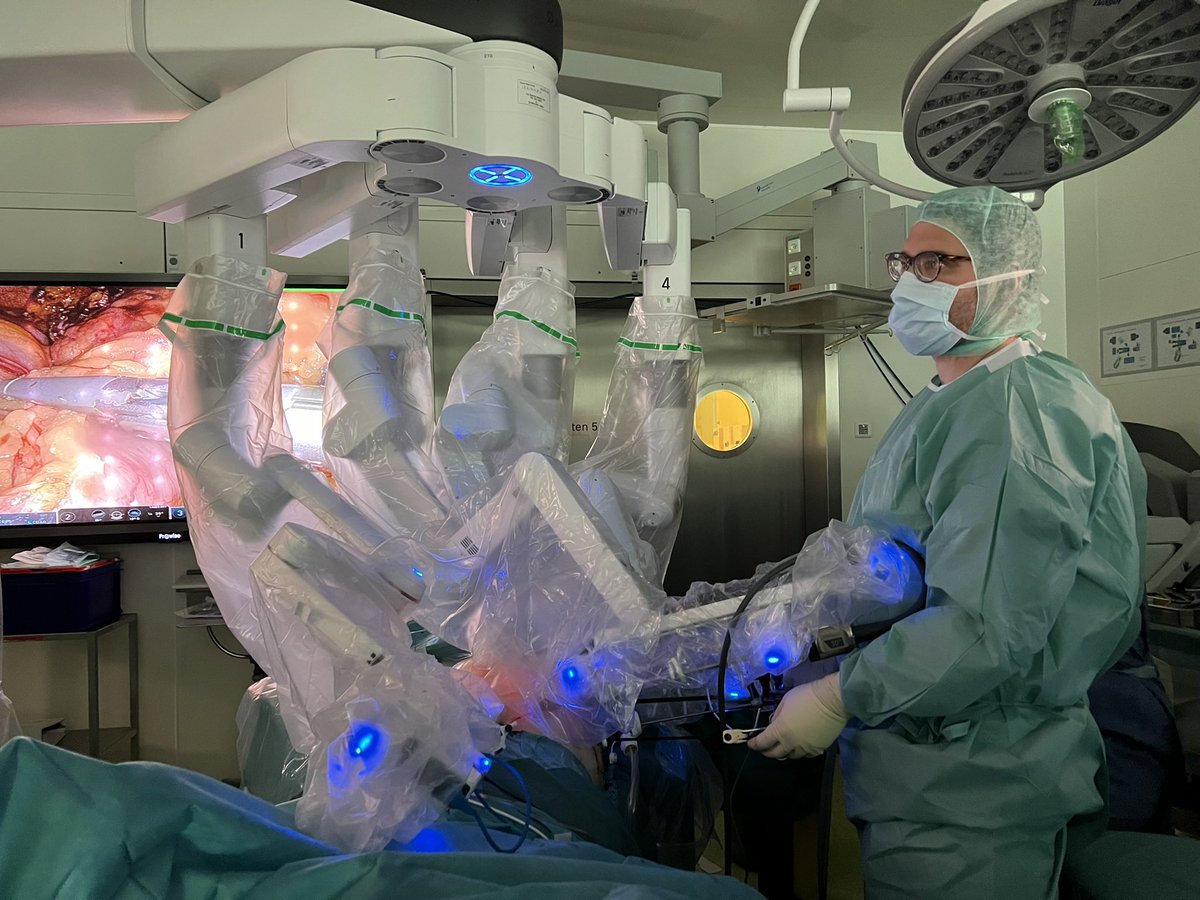 clarunis's tweet photo. Fachexpert/innen von Clarunis haben #roboterassistiert die komplexe Entfernung eines fortgeschrittenen #Dickdarmtumors mit #Bauchfellbefall und #HIPEC durchgeführt. Die Patientin erholte sich gut und konnte nach 9 Tagen das Spital verlassen https://t.co/9oSfMGKBvr https://t.co/oSU4eXgluk
