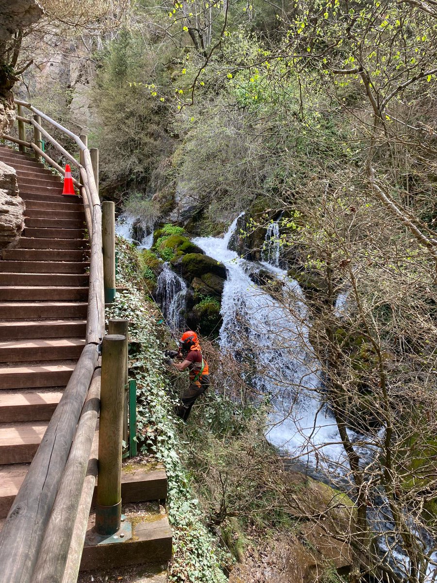 ℹ La brigada del #PNCadiMoixero ha realitzat neteja de matolls del voltant de les Fonts del Llobregat, així el visitant podrà gaudir d'unes millors vistes d'aquest indret tan espectacular.