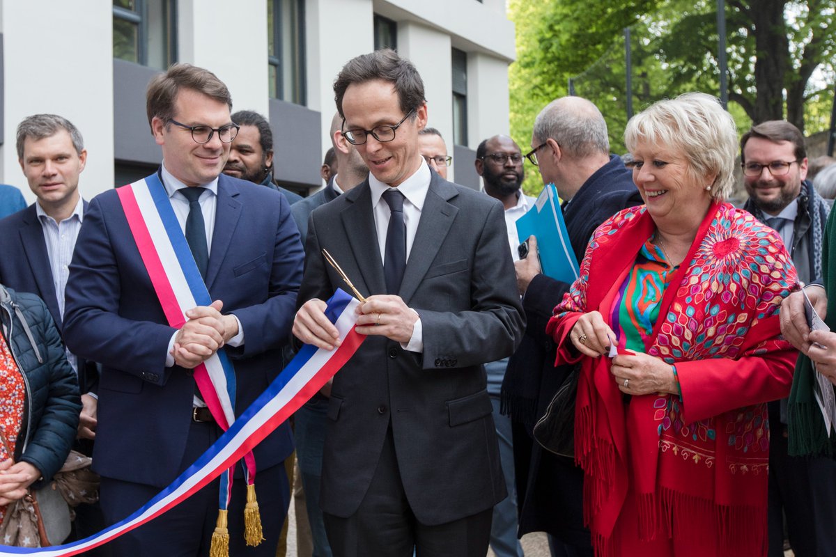 Inauguration de la Pension de Famille Saint Just, installée dans des bâtiments de @3F_Officiel et gérée par Aurore : 30 logements pour répondre aux besoins particuliers de personnes isolées et désocialisées. Plus d'infos sur les Pensions de Famille : shorturl.at/qFHQ6