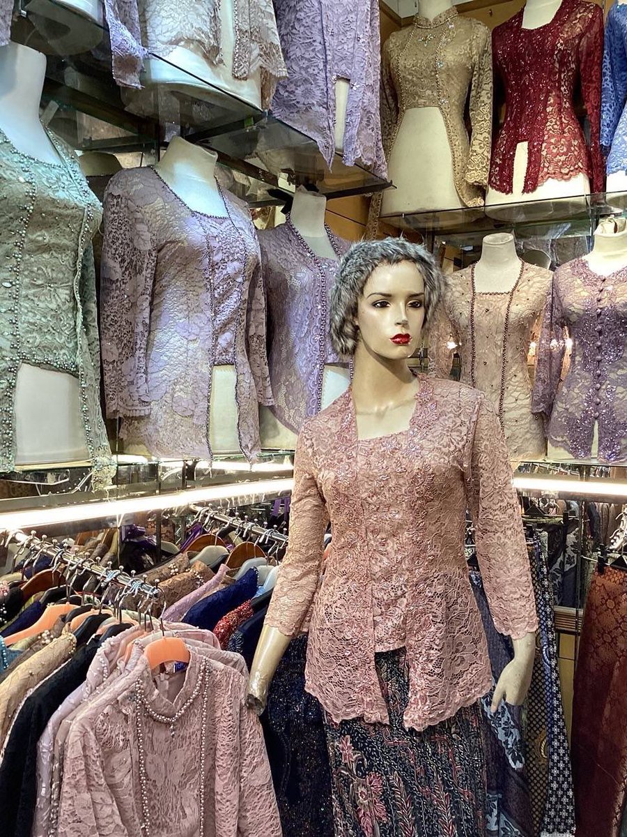 263juta's tweet photo. lagi scroll tiktok nemu vt kebaya cakep-cakep bgttt😭 start from 150k lokasi di jakartaa https://t.co/zP0MQjsslF