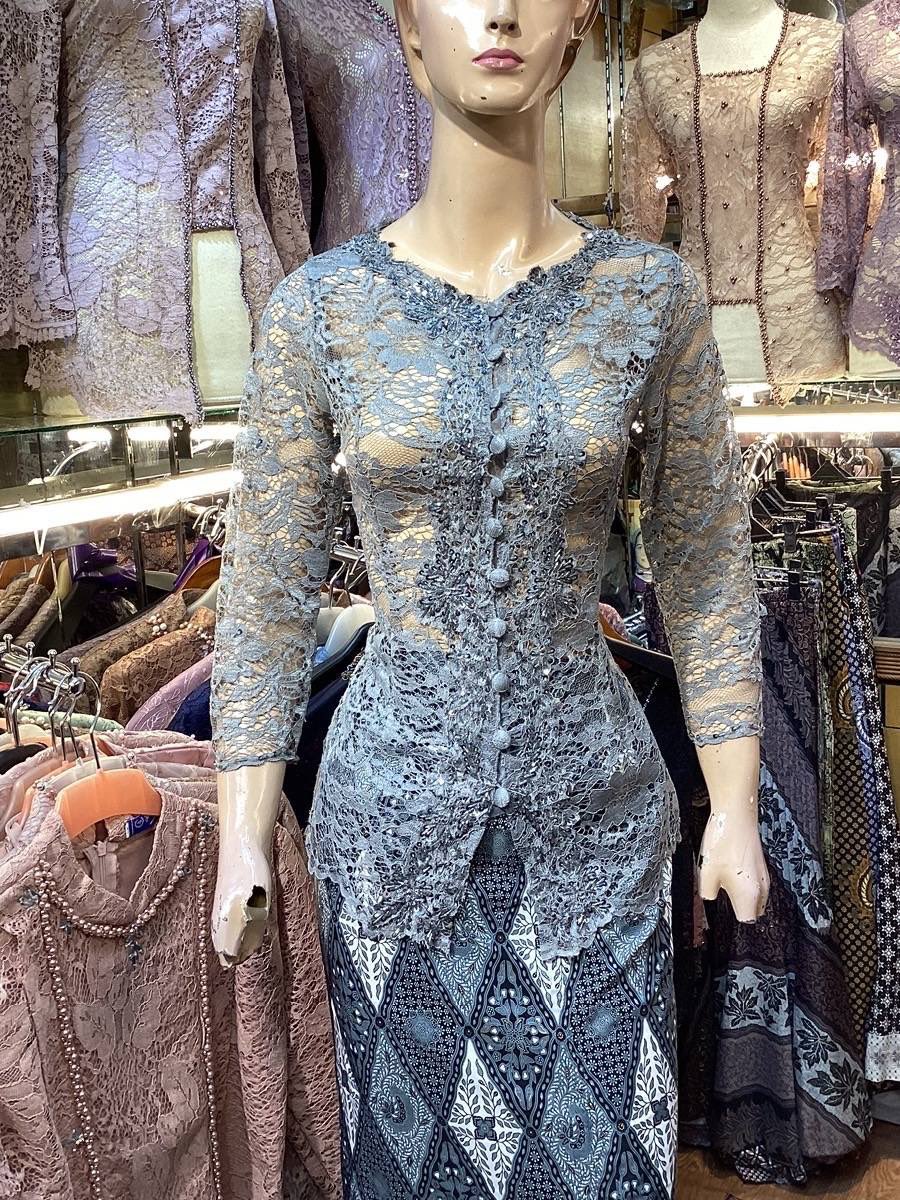 263juta's tweet photo. lagi scroll tiktok nemu vt kebaya cakep-cakep bgttt😭 start from 150k lokasi di jakartaa https://t.co/zP0MQjsslF