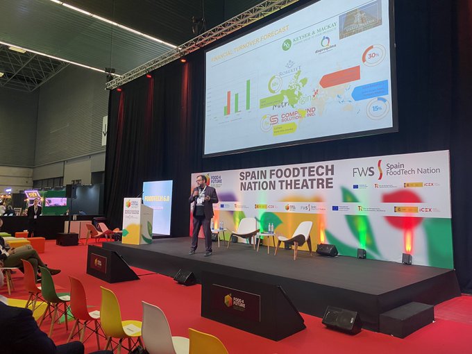 AgroBank_CABK's tweet photo. 👉 Acabamos el #FoodtechStartupForum de @expofoodtech con las #startups @Bio2C (reducir el desperdicio alimentario) e @ingredalia (fabricante de alimento para ganado). 

Larga vida a la comunidad #AgroTech de @AgroBank_CABK by @Inn_Somnia https://t.co/wyF0x4EpJj