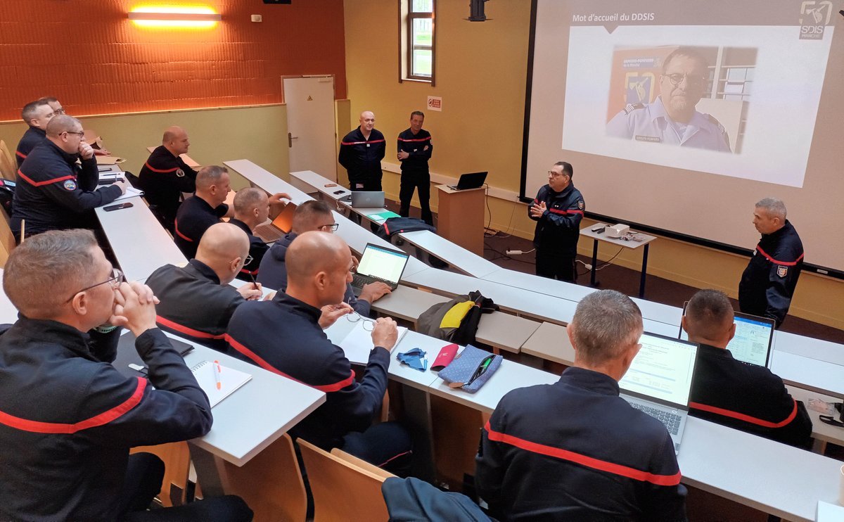 SDIS50's tweet photo. Une #FMPA sur la thématique des feux de #métaux a eu lieu, hier au centre départemental de #formation #lamanche50, pour les #sapeurspompiers formés aux risques chimiques #RCH3 #RCH4 #SDIS50, et en présence d’une délégation @pompiers78  . https://t.co/x4vsaEtsZ4