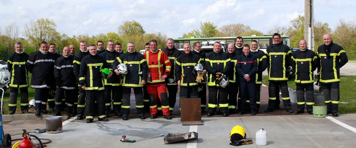 SDIS50's tweet photo. Une #FMPA sur la thématique des feux de #métaux a eu lieu, hier au centre départemental de #formation #lamanche50, pour les #sapeurspompiers formés aux risques chimiques #RCH3 #RCH4 #SDIS50, et en présence d’une délégation @pompiers78  . https://t.co/x4vsaEtsZ4