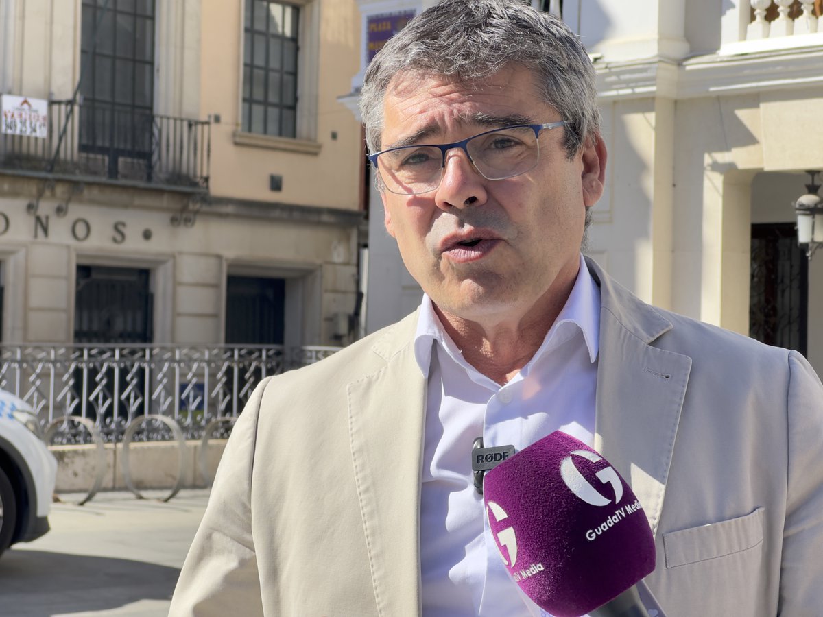 PSOE_Ayto_Guada's tweet photo. ✍️ | NOTICIA|
Guarinos se va a pasar toda su mandato cortando cintas de la gestión de Alberto Rojo.
🔙 Lo pudimos ver en #LogisticSpain, donde la noticia más relevante de la Feria para el Ayto. Guadalajara, fue el corte de la cinta de Guarinos.
https://t.co/KOjVPlMsGz https://t.co/cLebpUm8nS