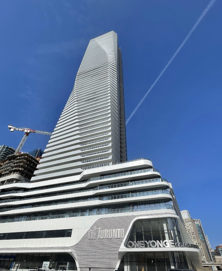 PinnacleINTL's tweet photo. The Prestige at Pinnacle One Yonge, sitting at #Toronto's Entertainment District, is complete!

You don't find buildings like this one, in locations like this one, very often!

We have a handful of #MoveInNow options for you to look at here!

https://t.co/yBiUEYg58d https://t.co/mVGQ30olZg