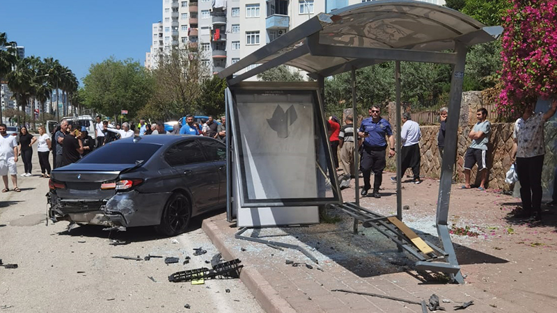 Otomobil, otobüs durağına daldı: 2’si ağır, 7 yaralı 
dha.com.tr/2422442