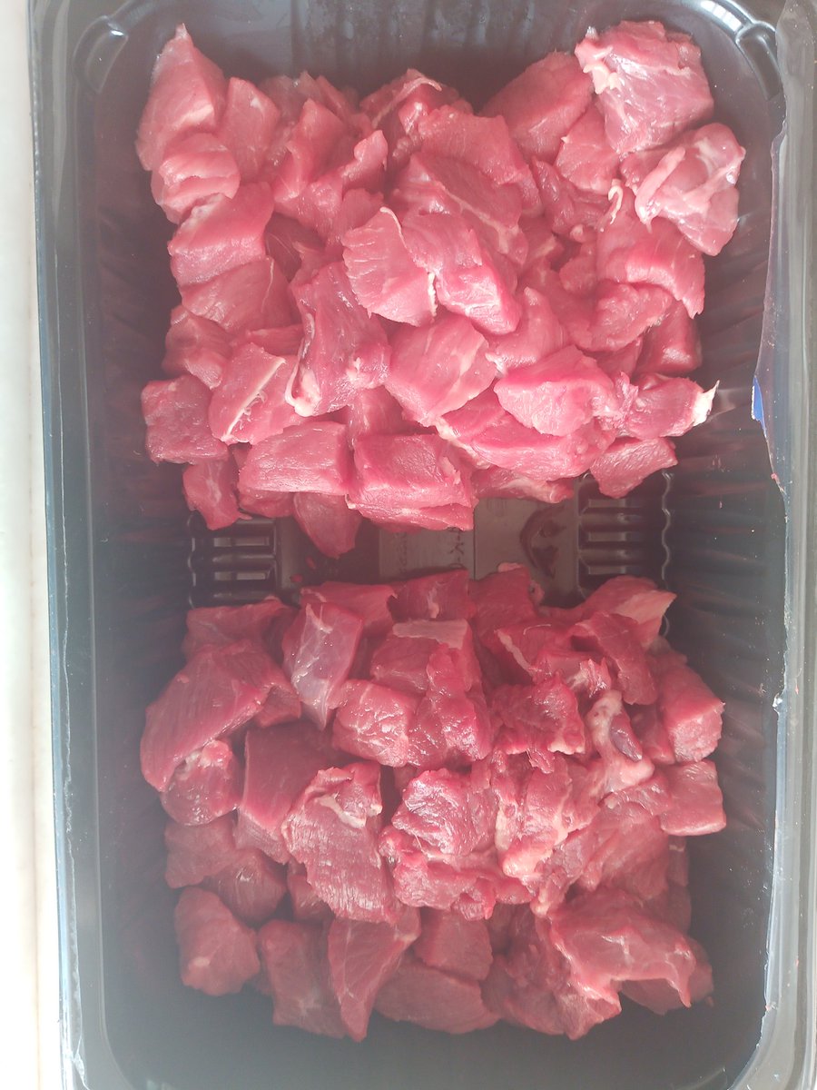 Bugün Sincan Et ve Süt Kurumu:
Sığır bıftek rosto: kg 325₺
Sığır kıyma:kg 229₺
Beklemeden beş dk aldım çıktım. 
Sadece   kişi başı  1 kg  ..
Doğrusu da bu ..