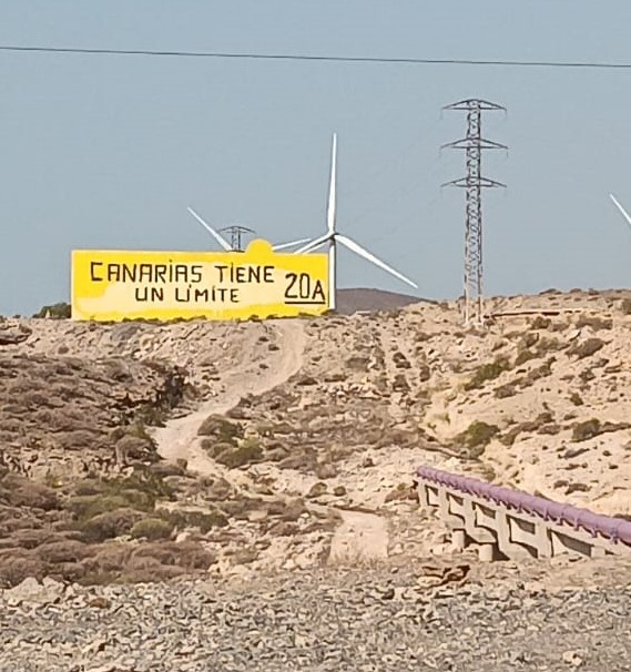 Este cartel se ve hoy desde la autopista Sur a la altura de Tajao.  Desde luego, hay gente que se lo curra.
#Canariastieneunlimite #20A #Canarias #Tenerife #masificacion #turismo #vivienda #ecotasa #moratoria #Naturaleza #MedioAmbiente