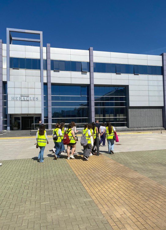 Fran_Gonzalez_P's tweet photo. Hoy nos ha visitado en @ZFCadiz un grupo de alumn@s de economía del @Ieslapedrera (de #Chiclana) y han conocido nuestras instalaciones y las del operador logístico
@caycologistica.

Esperamos que haya sido de aprovecho la visita. #VisitasGuiadas #Cádiz https://t.co/TnMXbjkIGL
