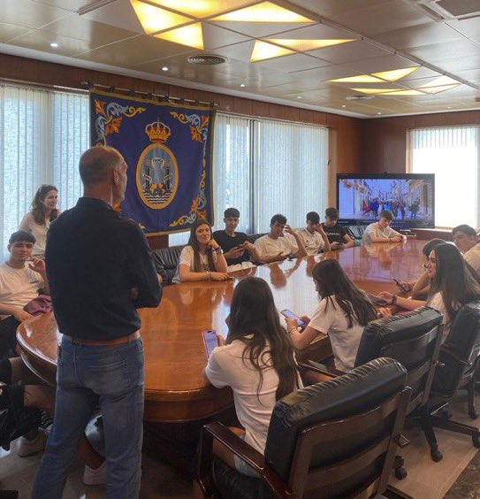 Fran_Gonzalez_P's tweet photo. Hoy nos ha visitado en @ZFCadiz un grupo de alumn@s de economía del @Ieslapedrera (de #Chiclana) y han conocido nuestras instalaciones y las del operador logístico
@caycologistica.

Esperamos que haya sido de aprovecho la visita. #VisitasGuiadas #Cádiz https://t.co/TnMXbjkIGL