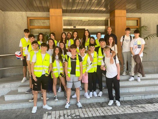 Fran_Gonzalez_P's tweet photo. Hoy nos ha visitado en @ZFCadiz un grupo de alumn@s de economía del @Ieslapedrera (de #Chiclana) y han conocido nuestras instalaciones y las del operador logístico
@caycologistica.

Esperamos que haya sido de aprovecho la visita. #VisitasGuiadas #Cádiz https://t.co/TnMXbjkIGL