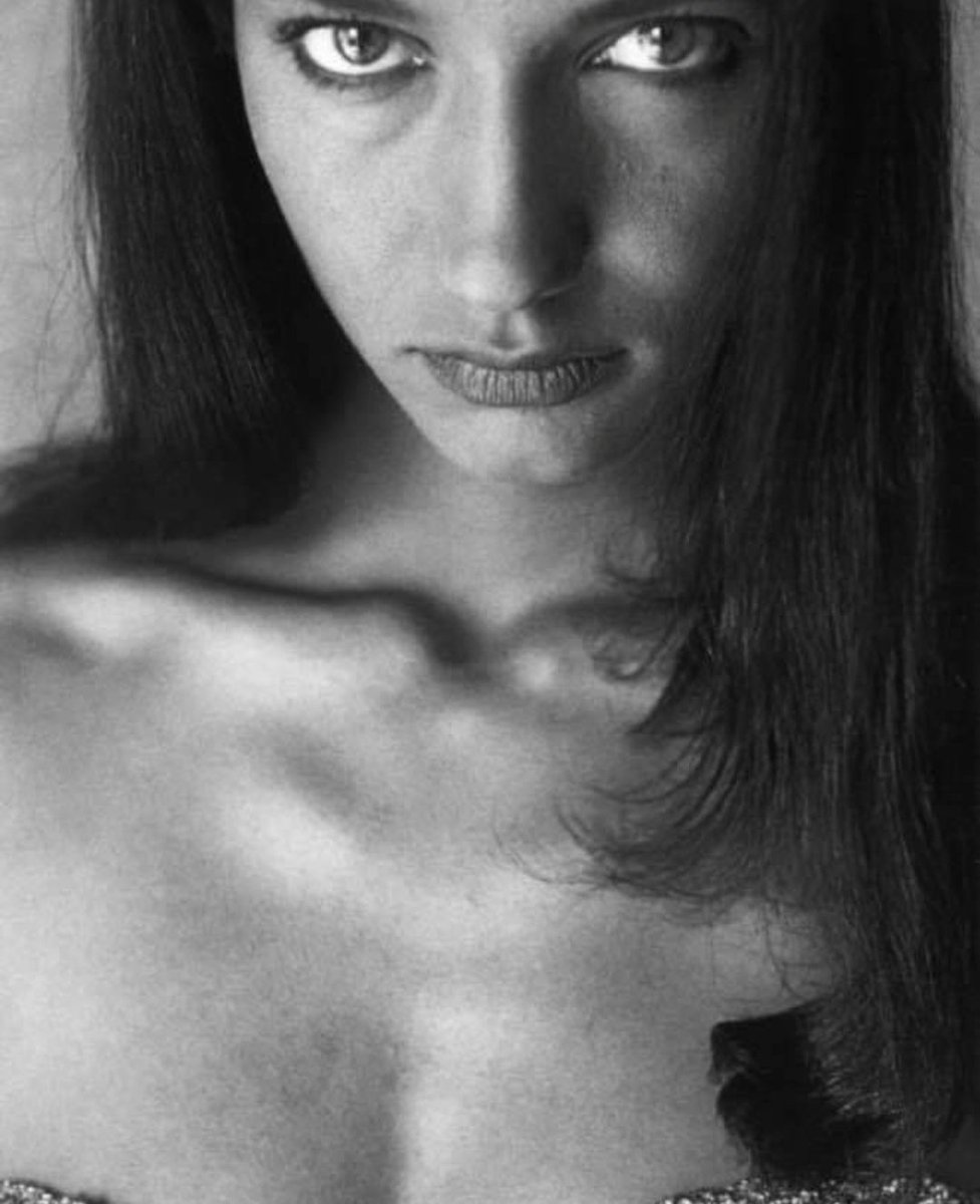 Portishead 🎙️🎧 youtu.be/TmDkzVvherk?si… ... Only you © Ferdinando Scianna (Marpessa Hennik, 1989)