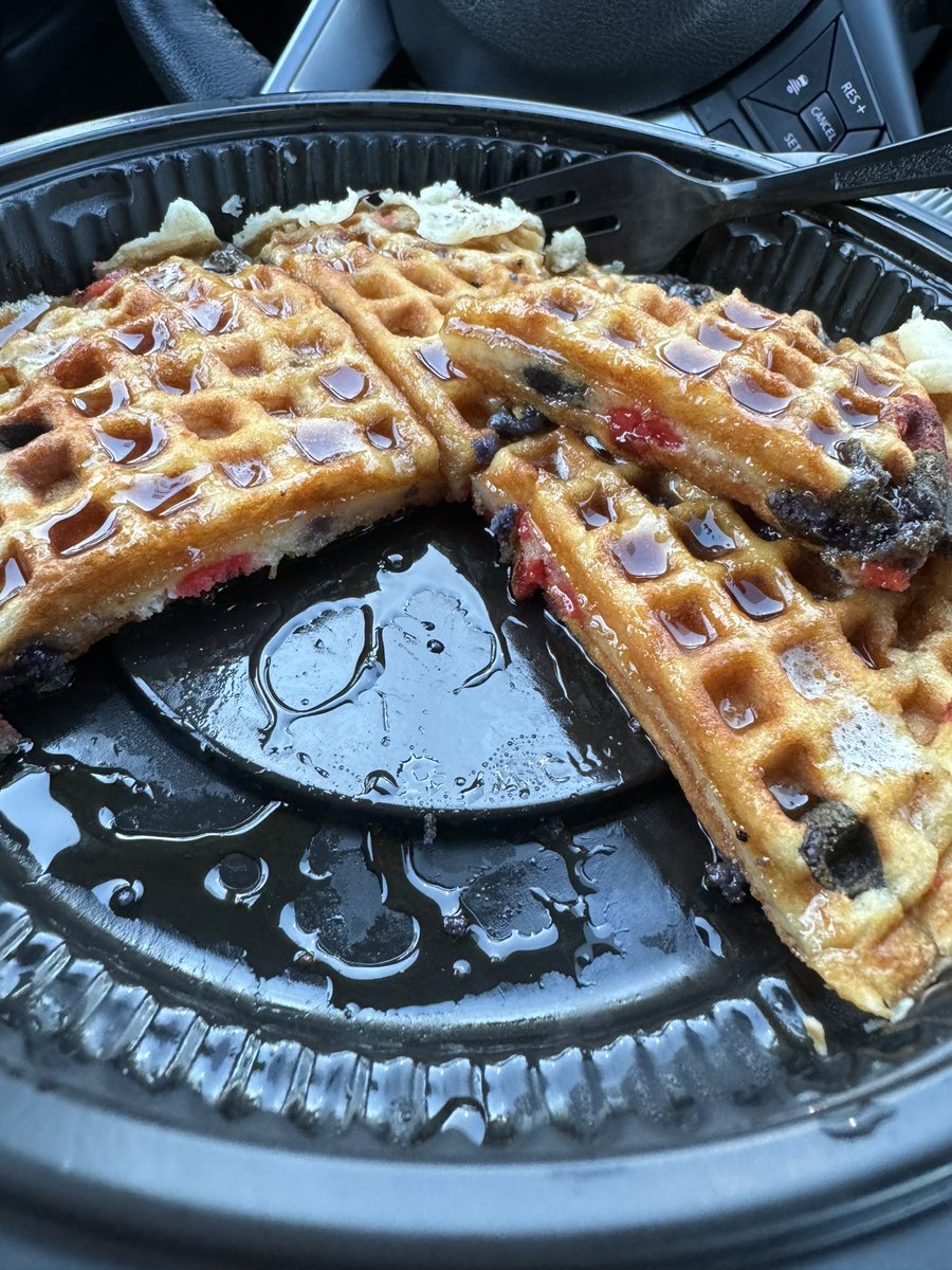 Its_Gabssss's tweet photo. Next time you go to Waffle House, do yourself a favor &amp; get the strawberry waffle w the blueberry mixed 🤤 https://t.co/p8tpErzpUz