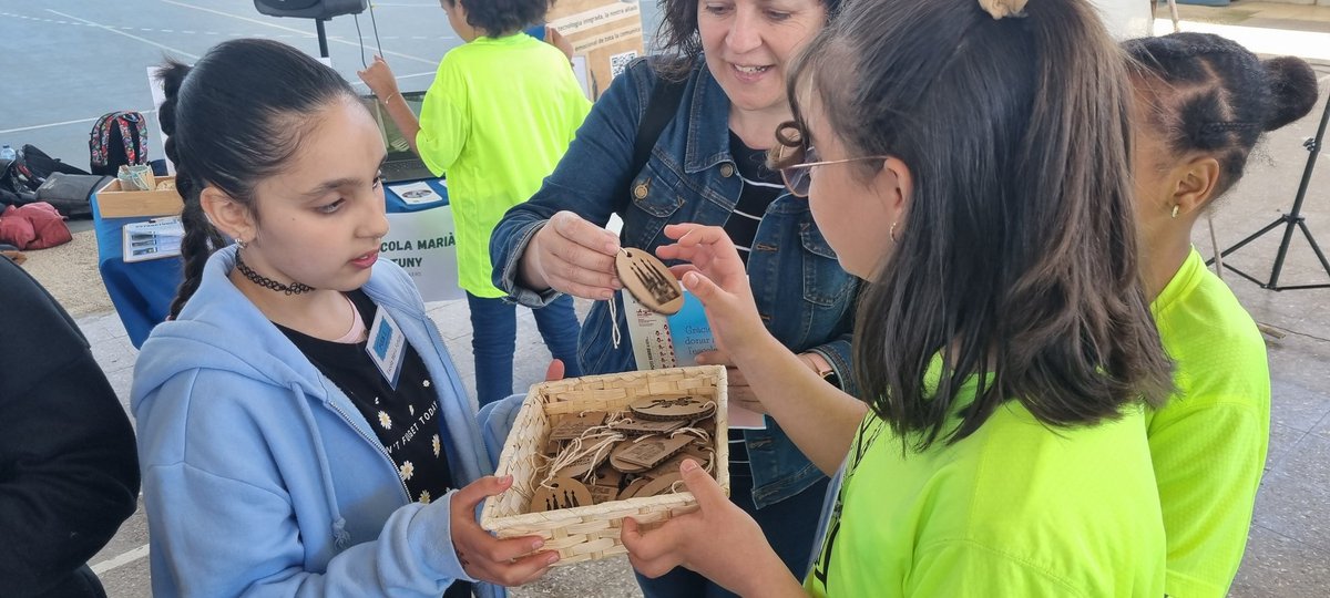 Núria Vaqués Colomé (@airunvc) on Twitter photo 🤩"Poder explicar-nos p construir aprenentatges profunds"#FiraSteaMakers al Complex Tarragona mb ls centres #FAIG <a href="/cesirecat/">CESIRE</a> Enhorabona alumnat i docents! <a href="/Com_LaCanaleta/">Comunitat_LaCanaleta</a>🩸@escolapax💉 <a href="/Escola_Alberich/">Escola Doctor Alberich i Casas</a> 🫂 <a href="/EscPratdelariba/">Escola Prat de la Riba Reus</a>💧 @escolmariafortuny 🌞
<a href="/ins_rosetamauri/">Ins Roseta Mauri</a> 🧭@insPonsIcart🚃 🤩"Poder explicar-nos p construir aprenentatges profunds"#FiraSteaMakers al Complex Tarragona mb ls centres #FAIG <a href="/cesirecat/">CESIRE</a> Enhorabona alumnat i docents! <a href="/Com_LaCanaleta/">Comunitat_LaCanaleta</a>🩸@escolapax💉 <a href="/Escola_Alberich/">Escola Doctor Alberich i Casas</a> 🫂 <a href="/EscPratdelariba/">Escola Prat de la Riba Reus</a>💧 @escolmariafortuny 🌞
<a href="/ins_rosetamauri/">Ins Roseta Mauri</a> 🧭@insPonsIcart🚃