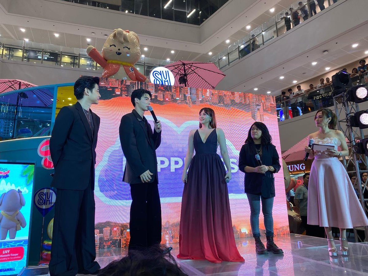 WinmetawinO's tweet photo. Ig 28squaredstudios update 

The Under Parallel Skies team at the grand premiere night gala of the movie at the Mega Fashion Hall of SM Megamall.

WIN UPS PREMIERE PH
#UPSGrandPremiereGala 
#UnderParallelSkies 
#winmetawin @winmetawin https://t.co/k4bM0v8ojG