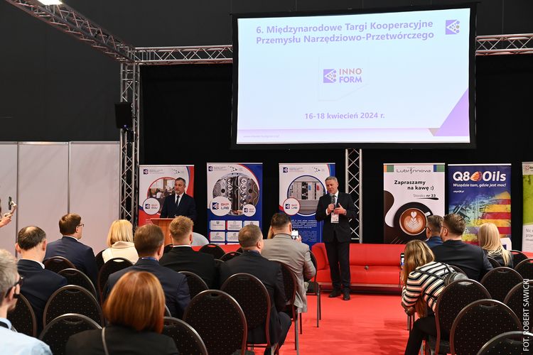 BydgoszczPL's tweet photo. Nowe technologie na Targach #INNOFORM 💡💻📱
W Bydgoskim Centrum Targowo-Wystawienniczym swoje produkty promuje 154 wystawców z całego świata. To już szósta edycja imprezy w naszym mieście.
🔵Więcej: https://t.co/w4hiD1vzoK https://t.co/48kyAoNG22